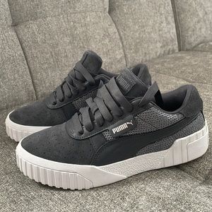 Puma gray suede leather snickers.